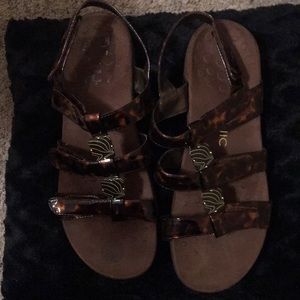 Vionic tortuous velcro sandles